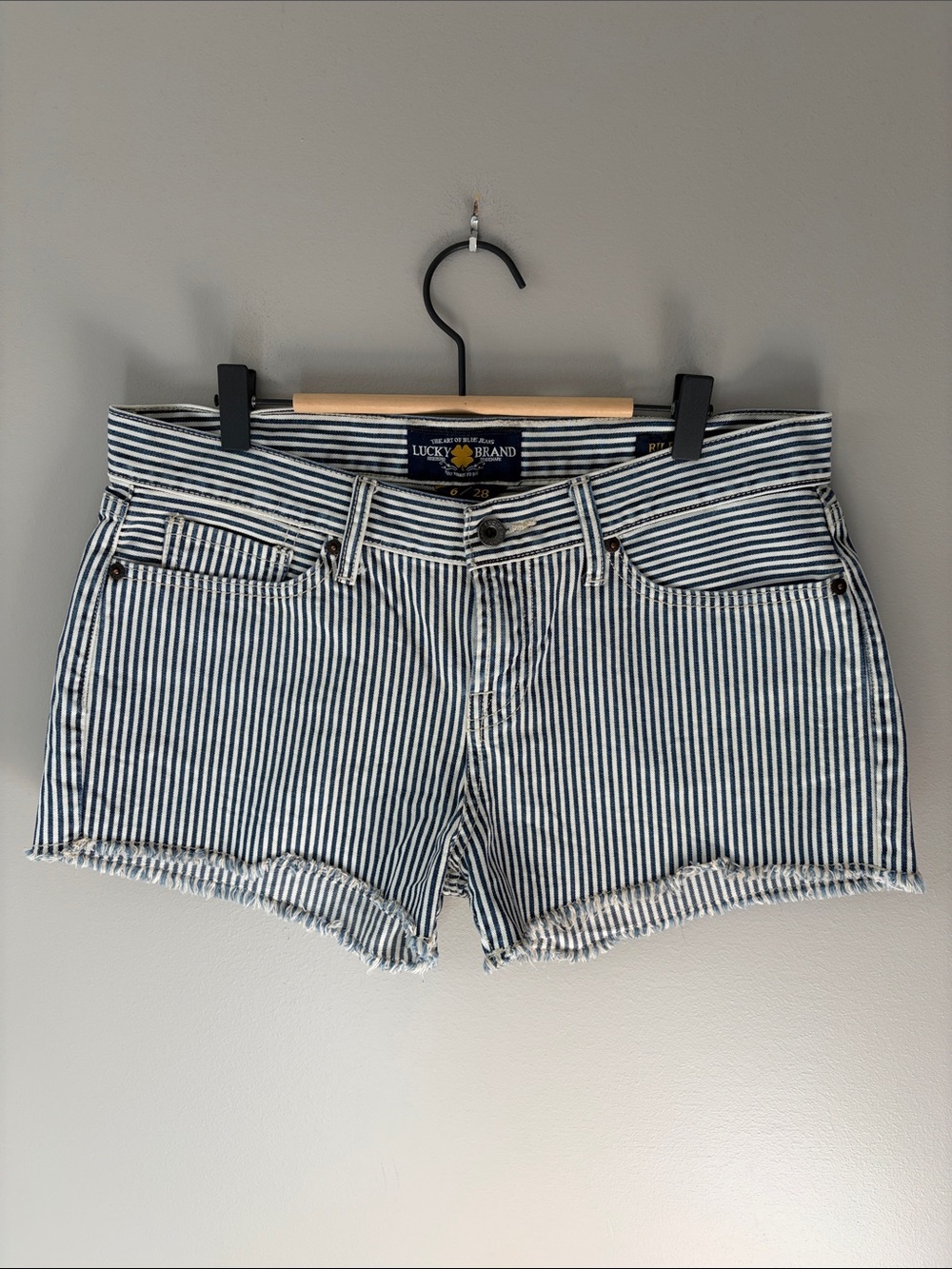 Lucky Brand Riley Short Railroad Stripe Low Rise Size 6/28 2.5” Blue Off-White